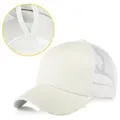Vista dettagliata di un cappellino da baseball bianco glitterato con apertura per coda di cavallo. - Adulto, Circonferenza del cappello 58cm regolabile / Stile Coda di Cavallo a 5 Pannelli / Bianco
