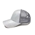 Vista laterale dettagliata del cappellino da baseball glitterato argento da donna - Adulto, Circonferenza del cappello 58cm regolabile / Stile Coda di Cavallo Alta / grigio-argento