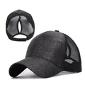 Vista dettagliata del berretto da baseball glitterato nero con apertura per coda - Adulto, Circonferenza del cappello 58cm regolabile / Stile Coda di Cavallo Alta / Nero