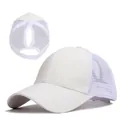 Vista dettagliata del berretto da baseball in rete bianca con apertura per coda di cavallo. - Adulto, Circonferenza del cappello 58cm regolabile / Stile Coda di Cavallo Alta / Bianco