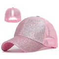 Dettaglio della texture glitterata di un cappello rosa con apertura per coda di cavallo. - Adulto, Circonferenza del cappello 58cm regolabile / Stile Coda di Cavallo Alta / Rosa