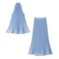 Detailansicht eines hellblauen Plissee-Halterneck-Tops und des passenden langen Rocks - S / Hellblau