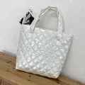 Gesteppte Tragetasche mit holografischem Glanz für Damen in stilvollem weißem Design - Weiß