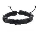 Vista dettagliata del bracciale in pelle nera intrecciata a mano con lacci regolabili. - Stile Intrecciato (02) / Nero