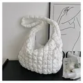 Modische weiße gesteppte Achseltasche für Damen im minimalistischen Bubble-Grid-Design - L / Weiß