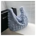 Hellblaue gesteppte Schultertasche mit modischem Puffy-Design für Damen im Trend - L / Hellblau