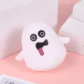 Gros plan d'un jouet anti-stress fantôme de dessin animé mignon pour Halloween - Style Farine / Fantôme blanc - Visage drôle (Sac OPP)