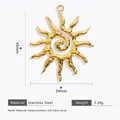 Detalle de colgante de sol en acero inoxidable chapado en oro 18K con espiral - Colgantes de accesorios de joyería sol