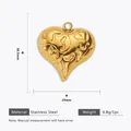 Vista detallada de un colgante de corazón de acero inoxidable dorado con medidas y peso real. - Colgantes de accesorios de joyería corazón