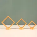 Vue détaillée de trois tailles différentes de boîtes à bijoux oranges à film PE. - Orange