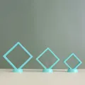 Vue détaillée de trois boîtes d'affichage flottantes en film PE vert menthe pour bijoux - Bleu ciel