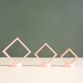 Vue rapprochée de trois boîtes à bijoux en film PE rose de tailles variées - Rose