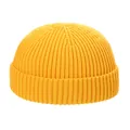 Detalle macro de la textura de punto acanalado de alta calidad en un gorro unisex amarillo - Talla única / Amarillo