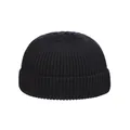 Vista detallada de un gorro clásico de punto acanalado negro corto para invierno - Talla única / Negro