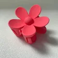 Elegante roze bloem haarclip met een matte afwerking voor een stijlvol kapsel. - 7.5CM (Bulk) / Rozerood