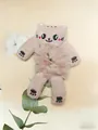 Detalle de un coletero de gato de peluche rosa con una textura suave de piel sintética - Gato
