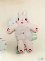 Detalle de un lindo coletero de conejo de peluche rosa con textura suave y bordados - Conejo
