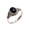 Dettaglio di un anello vintage in lega d'argento con onice nera di forma ovale - Size 5 / Argento Antico