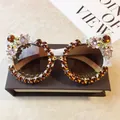 Occhiali da sole cat-eye di lusso con cristalli marroni e accenti floreali e api per donna - Montatura Bianca / Strass Tè