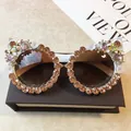 Occhiali da sole cat-eye bianchi di lusso con strass color champagne e decorazioni floreali - Montatura Bianca / Strass Champagne