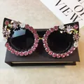 Eleganti occhiali da sole cat-eye con strass rosa e piccoli fiori bianchi - Montatura Nera / Strass Rosa