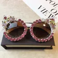 Luxuriöse weiße Katzenaugen-Sonnenbrille mit rosa Strasssteinen und floralen Bienen-Akzenten - Weißer Rahmen / Rosa Strass