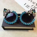 Luxuriöse Damen-Sonnenbrille im Katzenaugen-Design mit blauen Strasssteinen und Blumenakzenten - Schwarzer Rahmen/Aqua-Blau-Strass
