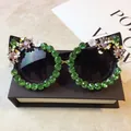 Luxuriöse Cat-Eye-Sonnenbrille mit grünen Strasssteinen und zarten Blumenapplikationen - Schwarzer Rahmen / Grüner Strass
