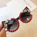 Modische Cat-Eye-Sonnenbrille für Damen mit roten Strasssteinen und weißen Blumen - Schwarzer Rahmen / Dunkelroter Strass