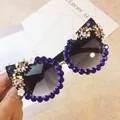 Luxuriöse Cat-Eye-Sonnenbrille mit blauen Strasssteinen und feinen Blumendetails - Schwarzer Rahmen / Dunkelblauer Strass