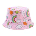 Primo piano di un cappello da pescatore rosa per bambini con motivi di arcobaleno e sole - Rosa - Sole Arcobaleno / Circonferenza del cappello 52cm