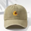 Berretto da baseball kaki lavato con un delicato ricamo di girasole e piccole farfalle - M (56-58cm) / Kaki