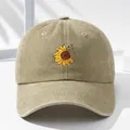 Berretto da baseball kaki lavato con un delicato ricamo di girasole e piccole farfalle - M (56-58cm) / Kaki