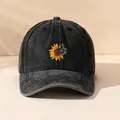 Cappello da baseball in denim nero lavato con ricamo di girasole e farfalle decorative - M (56-58cm) / Nero