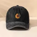 Cappello da baseball in denim nero lavato con ricamo di girasole e farfalle decorative - M (56-58cm) / Nero