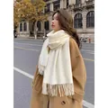 Elegante sciarpa invernale in finto cashmere color crema con nappe decorative - 200cm / Bianco Latte