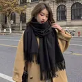Morbida sciarpa nera in finto cashmere con nappe per donna in autunno e inverno - 200cm / Nero