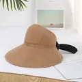 Elegante sombrero de sol tejido en color caqui con lazo negro para mujer playa - Caqui