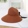 Sombrero de sol de punto terracota con detalle de lazo negro y parte superior abierta - Caramelo