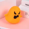 Gros plan d'un jouet anti-stress fantôme d'Halloween orange avec un drôle de visage en colère. - Fantôme à Visage Effrayant / Style Farine - Sac OPP / Jaune