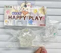 Vue détaillée de l'ensemble de jouets squishy patte de chat et cupcake à perles emballés. - Cupcake transparent plus petite patte de chat