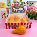 Vista detallada de un juguete gigante de muslo de pollo frito squishy en su caja - Muslo de Pollo Squishy Jumbo / 20cm