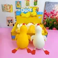 Primer plano de dos juguetes grandes para apretar de pato de 33 cm en amarillo y blanco - Pato Squishy Jumbo / 33cm