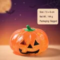 Vue détaillée d'un jouet squishy citrouille d'Halloween orange translucide avec des paillettes - Tête de Citrouille / Orange