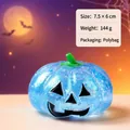 Vue détaillée d'un jouet squishy citrouille d'Halloween bleu scintillant - Tête de Citrouille / Bleu