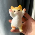 Détail en gros plan d'un mignon petit chat potelé en peluche blanche et orange en main. - Jaune lait