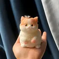Gros plan d'un jouet spongieux chat gras orange et blanc fait main tenu dans la main - Chat à Couronne / Emballage individuel en sac PVC / Orange et Blanc