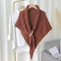 Nahaufnahme eines braunen Strick-Dreieckstuchs mit schickem Leder-Schnallenverschluss - Dreiecksschal mit Lederschnalle (Oberteil) / Karamellbraun