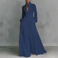 Vista dettagliata di un vestito lungo a pieghe a maniche lunghe blu scuro vacanze - Blu navy
