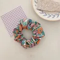 Vue détaillée d'un chouchou en tissu à fleurs colorées de style pastoral français - Tissu Floral Jardin d'Été